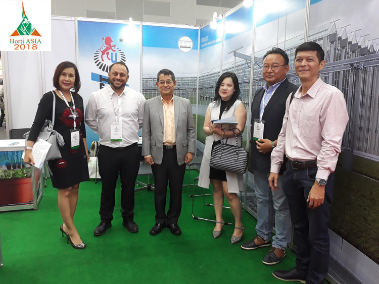 The visit of Bumnong Kr., our retailer for Korea, accompanied by a delegation of Thai customers.